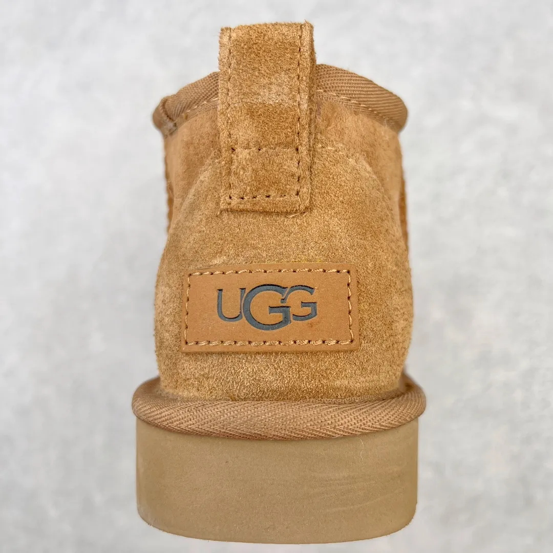 Pick up locally 💰520 UGG Zhou Dongyu's same style 6109 classic autumn and winter sheep fur integrated snow boots. All shoes are made from ZP. Longfeng A-grade Australian imported sheep fur integrated men's and women's boots. Brand OEM production line. Fully follow the ZP process. OEM original pattern maker. Adhering to the principle of no original shoes and no development selection. Pay attention to every detail. The most authentic version on the market TREADLITE "Light Wing" technology outsole Lightweight/durable/flexible/pile type [solemn after-sales commitment] If there are major quality problems such as degumming/broken bottom within one month, we will directly replace it with a new one for you! Size: 35 36 37 38 39 40 41 42 43 44 45 Coding: by2936050